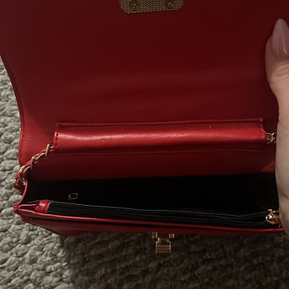 Red Quilted Chain Crossbody Bag - Picture 4 of 5